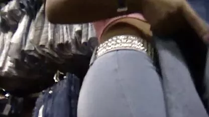 As lésbicas lambem e masturbam a vagina com brinquedo sexual nas montanhas. pono de velha