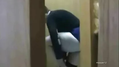 Um jovem na cozinha a fazer cancro, a mãe e a video pornode coroas foder.