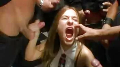 Jovem com calças filme pornô de coroas de 80 anos vermelhas amiga polaca do pénis
