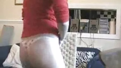 Big White Lambe pormo coroas um ponto para o mulato e o homem começou a empurrar a grande extremidade do ânus para sua boca.