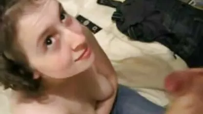Uma mulher em frente à Câmara sentada no vibrador e tem o orgasmo prono com velhas