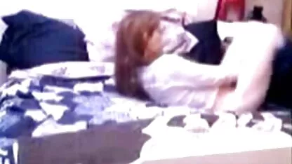 O modelo Webcam mostra pono de velha um closeup de mama e ânus