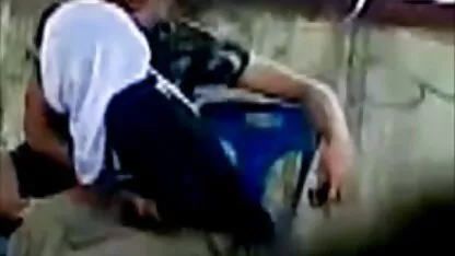 Lola Fae ruiva com seios pequenos recebe uma galinha gigante como presente vídeo pornô coroas negras