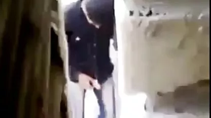 Uma Latina quente com uma tatuagem na cauda os ossos serão ver vídeo pornô com coroas fodidos pelo sofá.