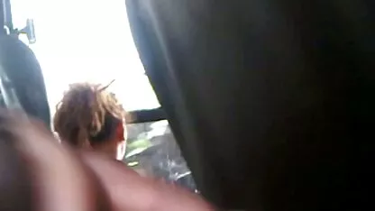 A mulher dá sexo videos eróticos com coroas anal ao marido no sofá azul.