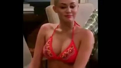 Um pornô só as coroas gostosas homem a comer a rapariga na secretária no seu escritório.