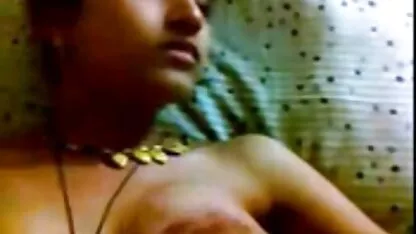 Uma mulher montando um filmes pono com coroas vibrador montado no chão perto da mesa