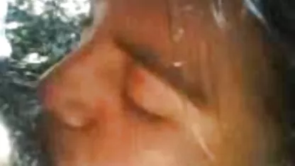 A as coroas do pornô rapariga magra goza com o namorado e faz sexo com ela no quarto.