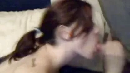 Raparigas rapariga negra com tranças na cabeça a chupar cocktails de homens pornô com coroas de 60 anos brancos