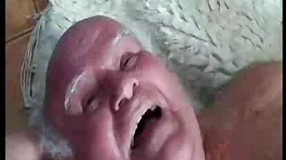 Homem filme pornô só com as coroas Foder Namorada madura na mesa da cozinha e vir em cima dela