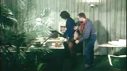 A loira MILF fez um broche antes de fazer um ménage à vídeo pornô das coroas transando trois.