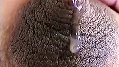 Os Hooligans do boné de basebol lixaram o filme pornô com coroas de 50 anos negro Brittany White no sofá ensolarado.