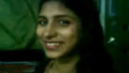 A jovem loira mostra o corpo e começa videos pornograficos de velhas a masturbar a vagina.