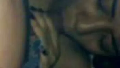 O Ebony sexo gratis coroas gostosas de calças cor-de-rosa mostra seios grandes e rabo à frente da webcam.