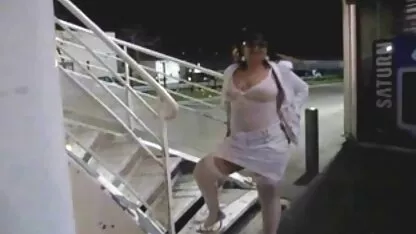 O homem a olear o lindo cliente e a prono com coroas sua Pila