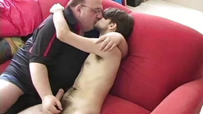 A amante permite que a rapariga irlandesa lhe pornô de mulher de 50 anos chupe o pénis em casa.