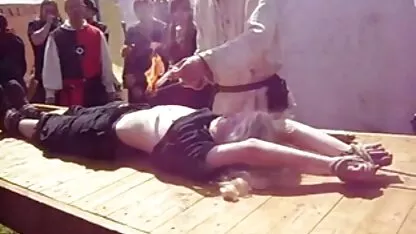 Ginasta de meias brancas sentada em cima da corda e lambe o clítoris da videos de sexo com coroas de 60 anos loira posando 69