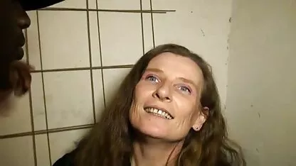 Modelo quente na cama a brilhar seios grandes e a andar as coroas mais gostosas do filme pornô com um vibrador de borracha