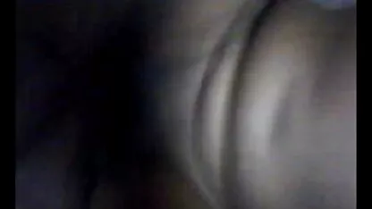No hotel, um tipo a comer uma rapariga com preservativo depois de filmes de sexo coroas brasileiras um broche na cama.